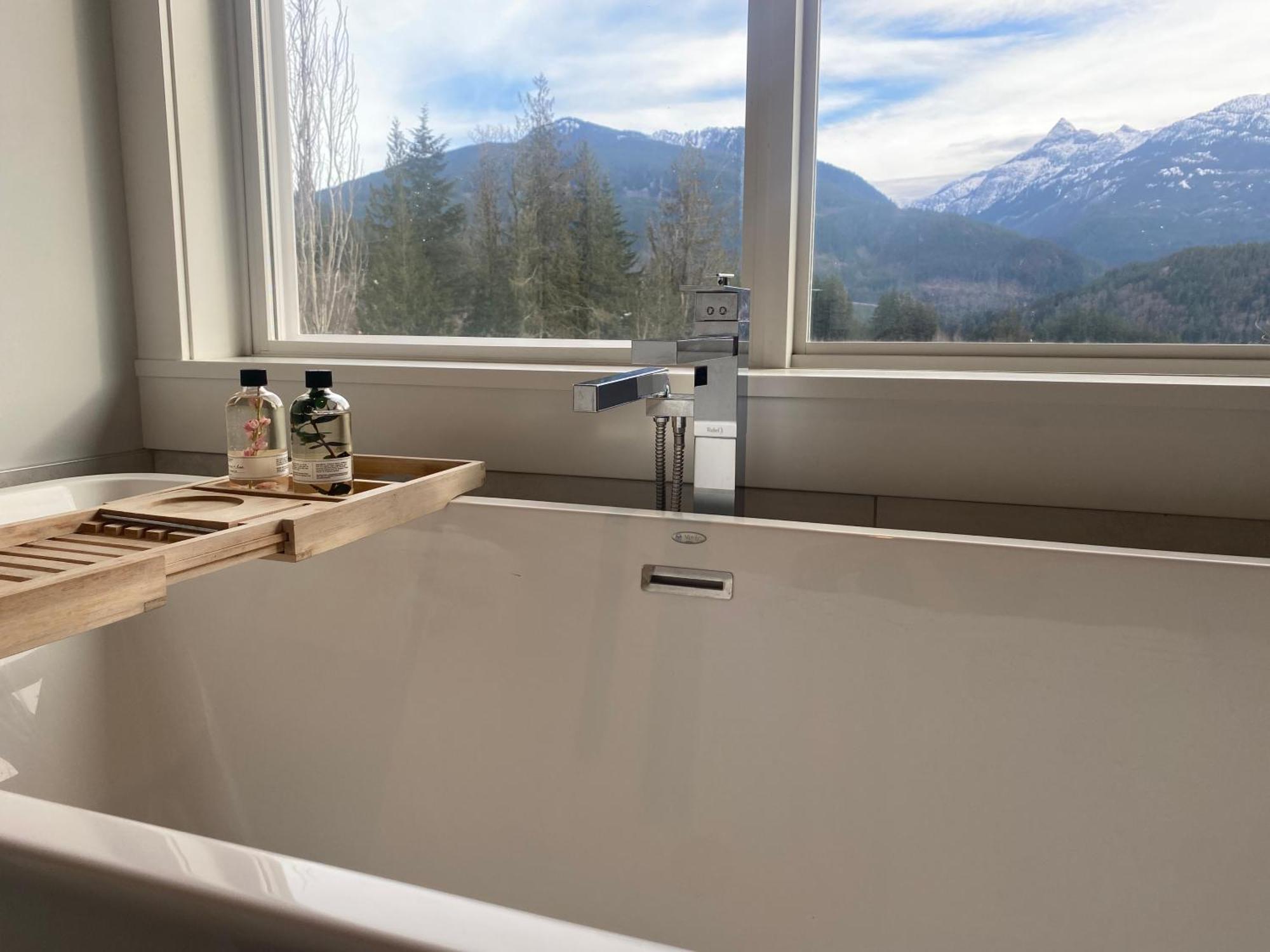 Mountain Serenity Meets Luxury Squamish Exterior photo