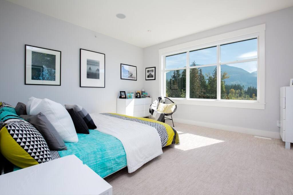 Mountain Serenity Meets Luxury Squamish Exterior photo