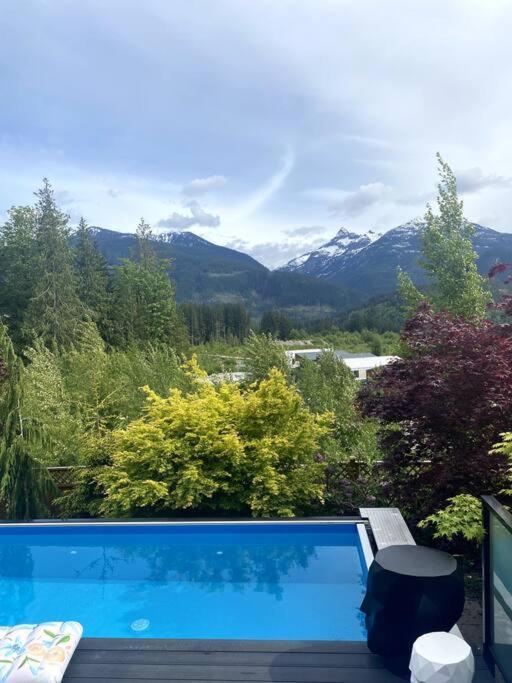 Mountain Serenity Meets Luxury Squamish Exterior photo