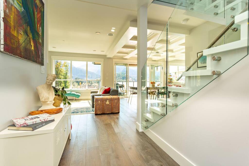 Mountain Serenity Meets Luxury Squamish Exterior photo